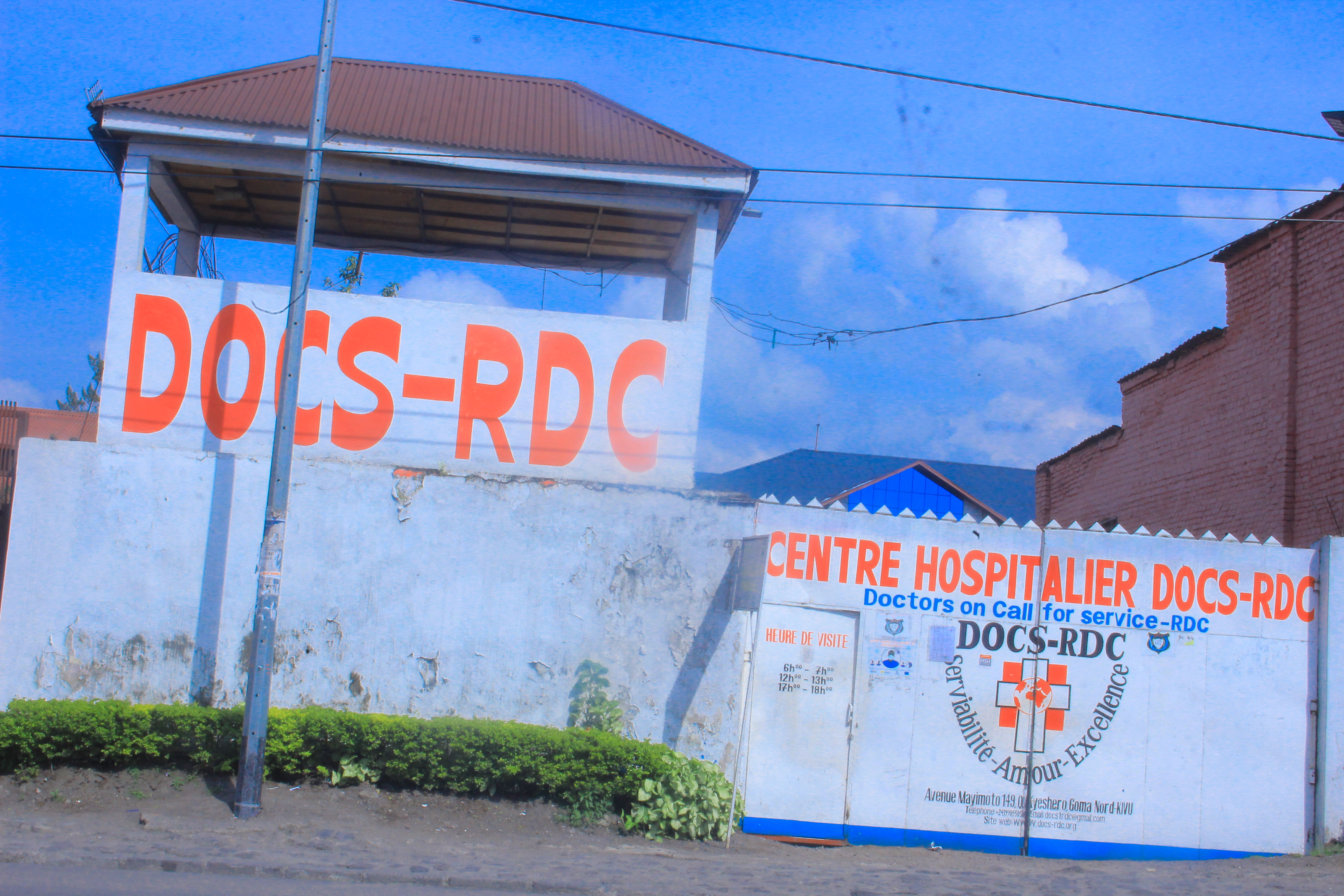 Façade extérieure principale du CH DOCS-RDC